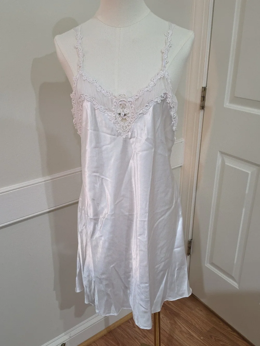 Vintage Dentelle White Liquid Satin & Venice Lace Pearl Chemise Nightie - Size L
